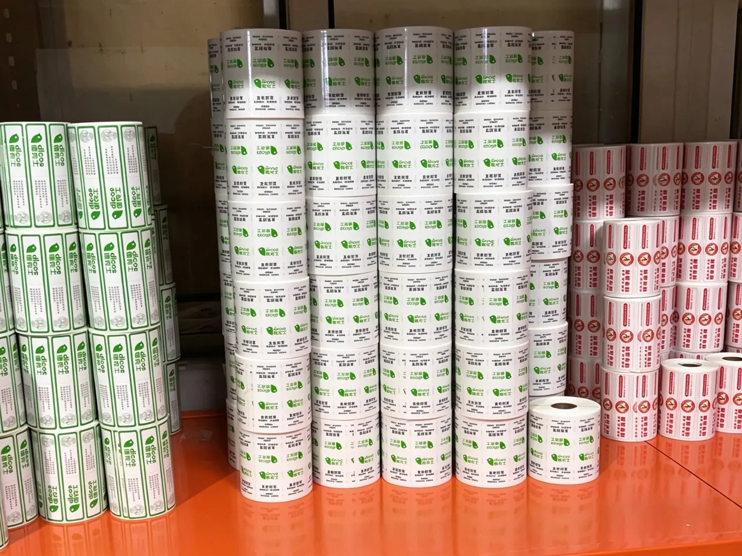 Как высокоскоростная высекальная машина Xinsen Packaging повышает эффективность производства наклеек?